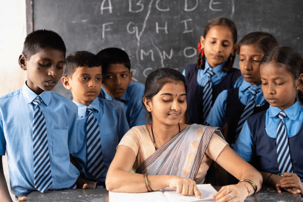 ক্লাসরুমে শিক্ষার্থীদের সাথে হারমনির একজন শিক্ষক